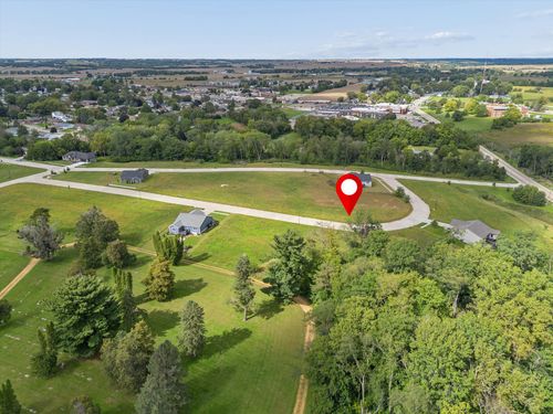 912 Riverstone Road, Clinton, IA, 52732 | Card Image