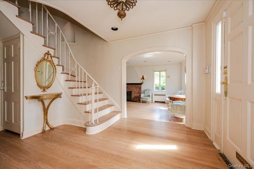 1 Parkside Dr, Great Neck, NY, 11021-1022 | Card Image