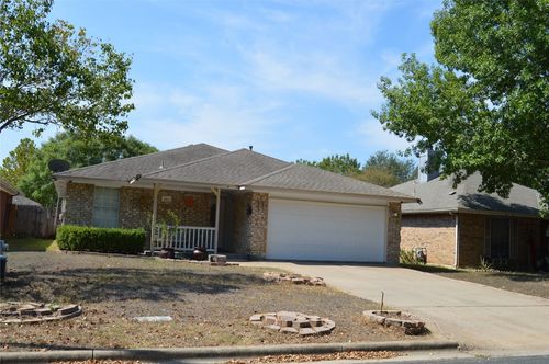 7412 Crepe Myrtle Dr, Austin, TX, 78744-7217 | Card Image