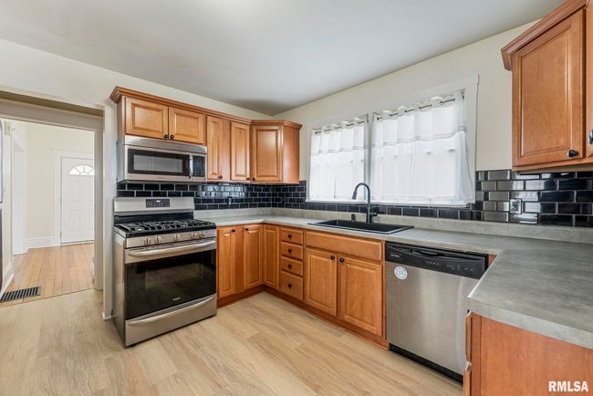 1647 37 Th St, House other with 3 bedrooms, 2 bathrooms and null parking in Rock Island IL | Image 16