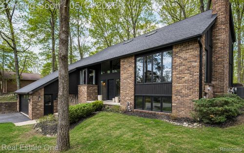 6464 Deer Ridge Dr, Clarkston, MI, 48348-2802 | Card Image