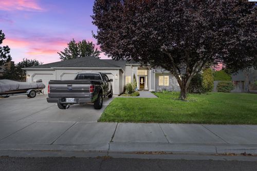 905 N Pittsburg St, Kennewick, WA, 99336-8142 | Card Image