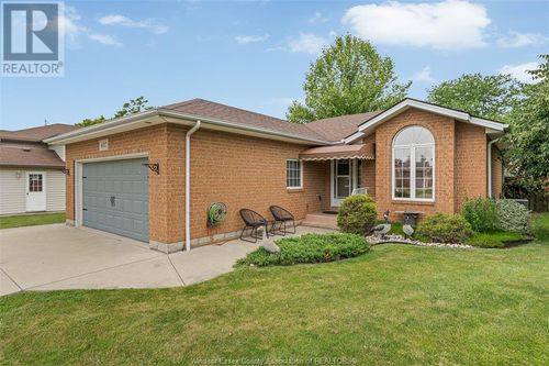 402 Thorn Ridge Cres, Amherstburg, ON, N9V3X2 | Card Image