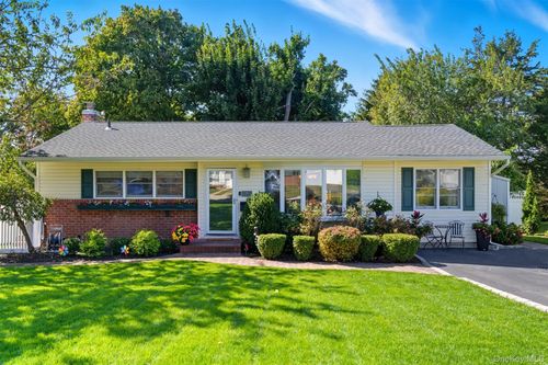 12 Putnam Ct, Commack, NY, 11725-4014 | Card Image