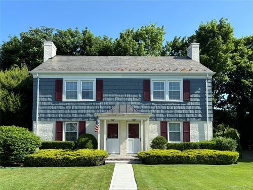 37 Bayview Ct, Manhasset, NY, 11030-2202 | Card Image