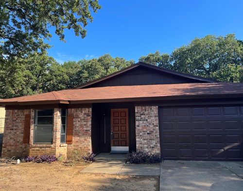 2936 Hunting Dr, Fort Worth, TX, 76119-4704 | Card Image