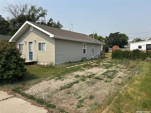 216 Railway Ave E, Kindersley, SK, S0L1S2 | Card Image