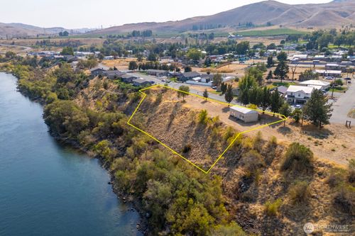 2011 Columbia Blvd, Bridgeport, WA, 98813 | Card Image