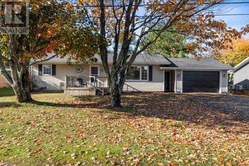 33 Dunkirk St, Charlottetown, PE, C1A3Z7 | Card Image