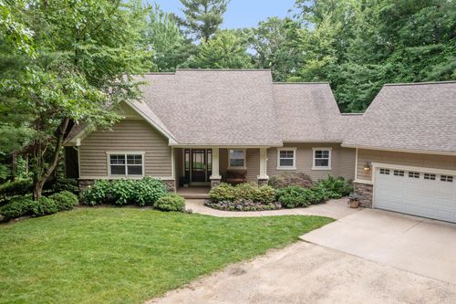 8702 E 98th St, Howard City, MI, 49329-9659 | Card Image