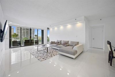 903 - 4000 Island Blvd, Condo with 2 bedrooms, 2 bathrooms and null parking in Aventura FL | Image 2