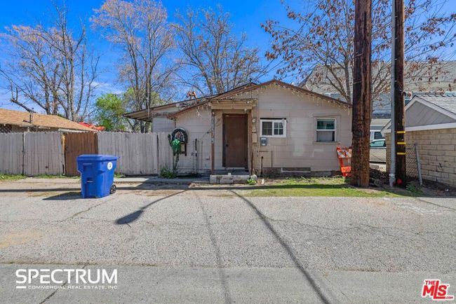 24513 Walnut St, Home with 5 bedrooms, 3 bathrooms and 6 parking in Newhall CA | Image 4