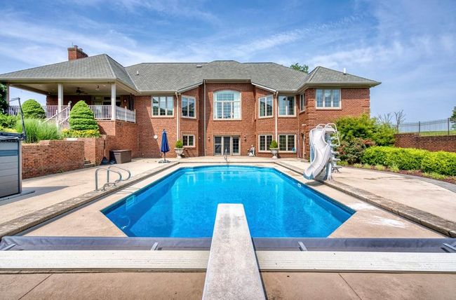 122 Fairway Acres Dr, Home with 7 bedrooms, 5 bathrooms and 3 parking in Dunmor KY | Image 4