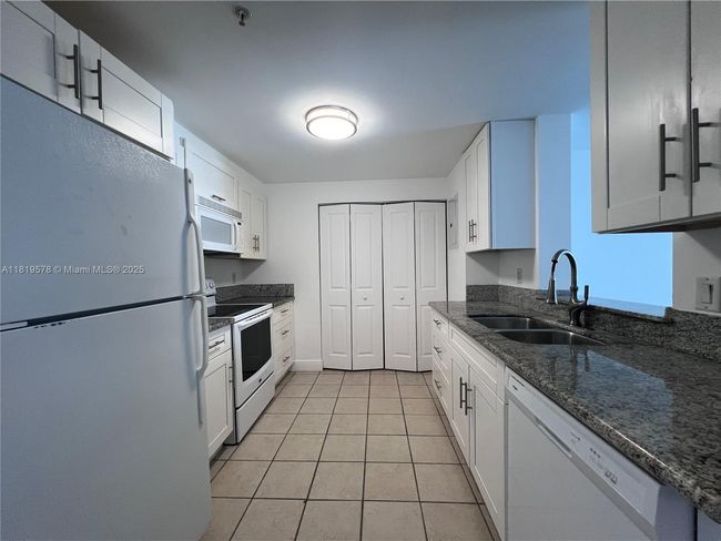 APT-2104 - 1250 S Miami Ave, Condo with 2 bedrooms, 2 bathrooms and null parking in Miami FL | Image 4