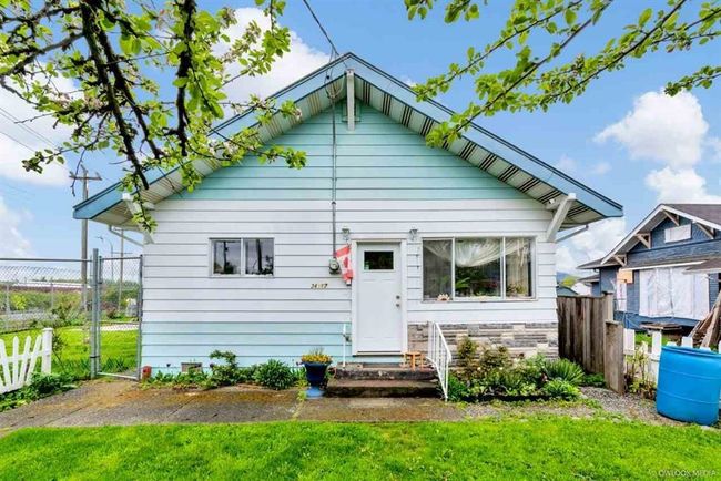 34587 2 Avenue, House other with 4 bedrooms, 1 bathrooms and 5 parking in Abbotsford BC | Image 2