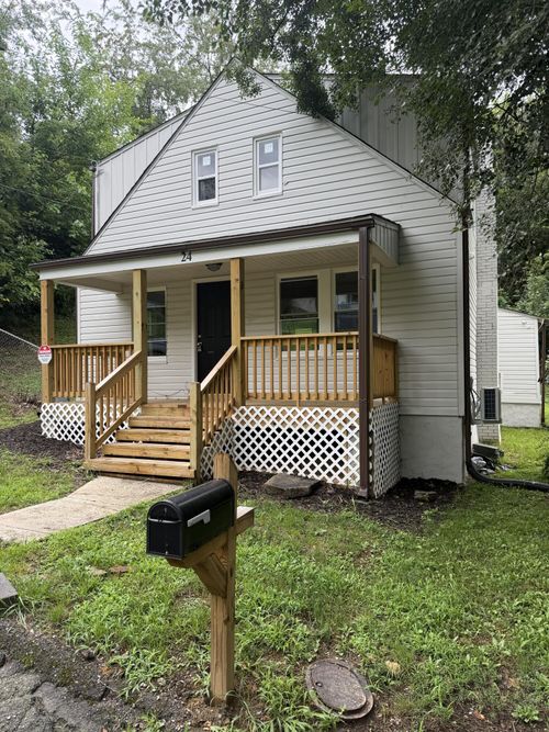 24 2nd St Se, Pulaski, VA, 24301-6438 | Card Image