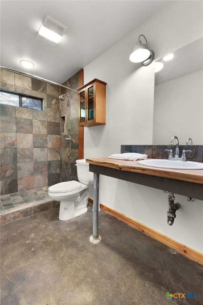 92 N Us Highway 281, Home with 3 bedrooms, 2 bathrooms and null parking in Lampasas TX | Image 34