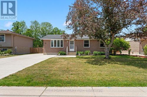 183 Queen Street, North Middlesex (Ailsa Craig), ON, N0M1A0 | Card Image