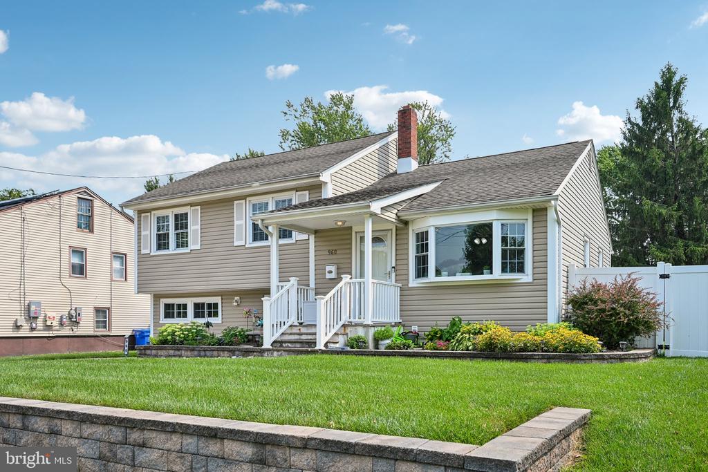 Residential in MOUNT HOLLY 3