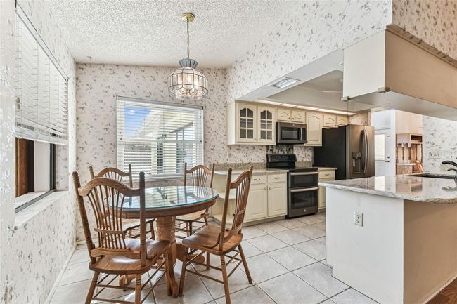 In-Kitchen dining | Image 11