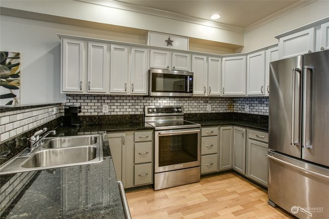 Large cook's kitchen w/ lots of counter space and cupboard capacity | Image 5