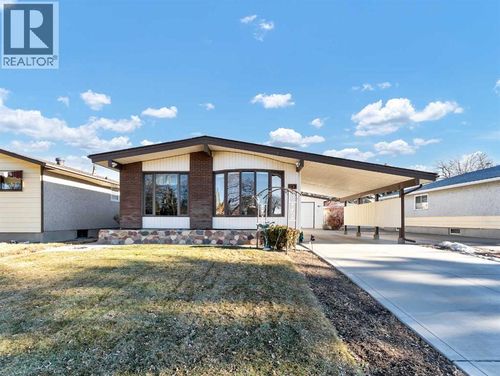 747 Lokier Ave Nw, Medicine Hat, AB, T1A7A6 | Card Image