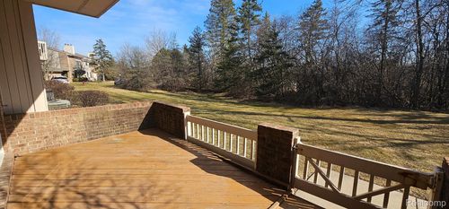 6682 Maple Lakes Dr, West Bloomfield, MI, 48322-3068 | Card Image