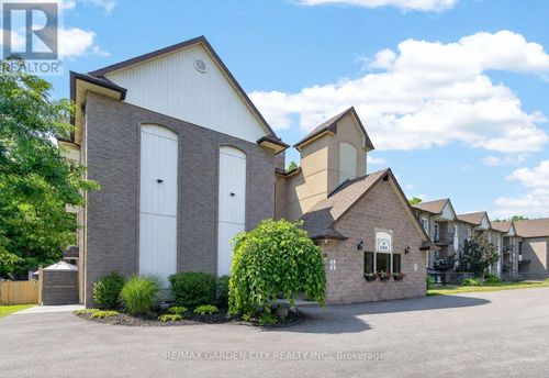 205-20 John Street, Grimsby (Grimsby East), ON, L3M1X5 | Card Image