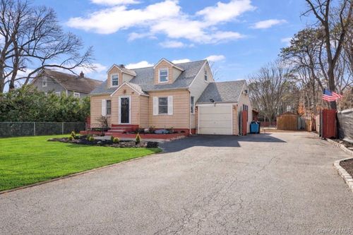 824 Lincoln Ave, Bohemia, NY, 11716-4104 | Card Image