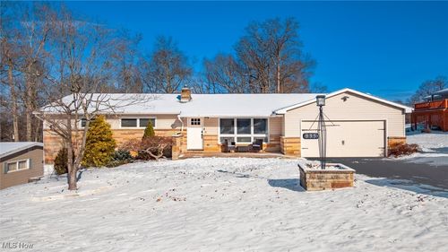 935 Blossom Ln, Zanesville, OH, 43701-1180 | Card Image