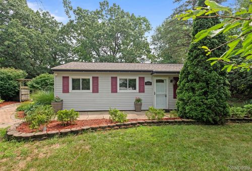3112 Terry St, Commerce Township, MI, 48390-1470 | Card Image
