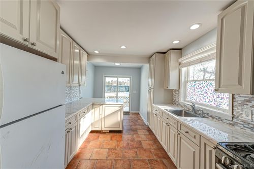 71 Community Rd, Bay Shore, NY, 11706-7832 | Card Image