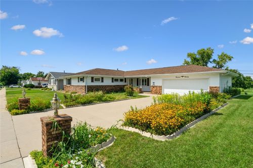 1990 Country Club Dr, Marion, IA, 52302-5518 | Card Image