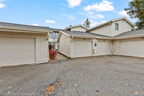 7106 W Bridge Way Rd, West Bloomfield, MI, 48322 | Card Image