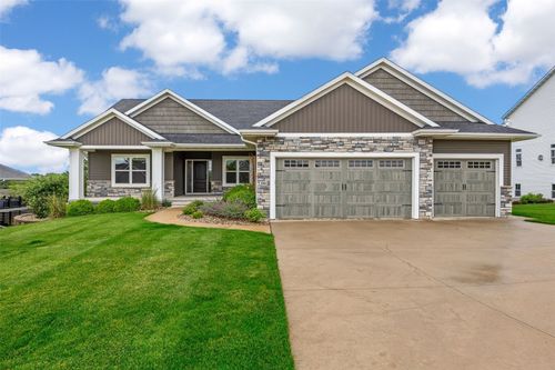 3004 Forrest Meadow Ln, Hiawatha, IA, 52233-8010 | Card Image