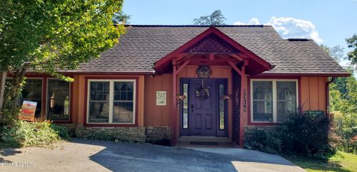 2218 Village Summit Dr, Sevierville, TN, 37862-8672 | Card Image