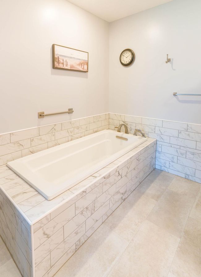 Deep Soaking Tub in en suite bathroom | Image 22