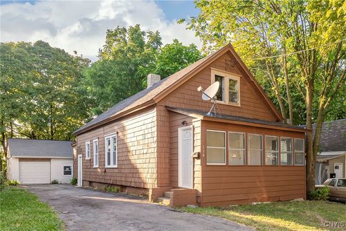 139 Delong Ave, Syracuse, NY, 13208-2233 | Card Image