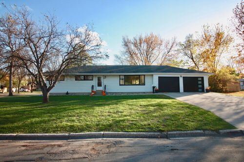 313 9th Ave S, Wahpeton, ND, 58075-4932 | Card Image