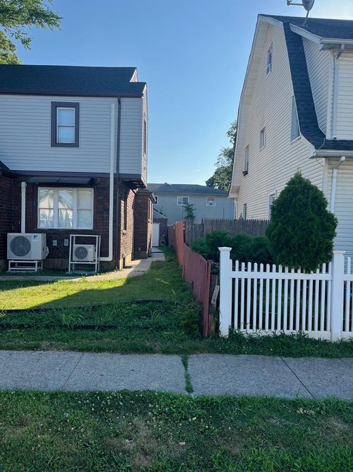21 James L L Burrell Ave, Hempstead, NY, 11550-2822 | Card Image