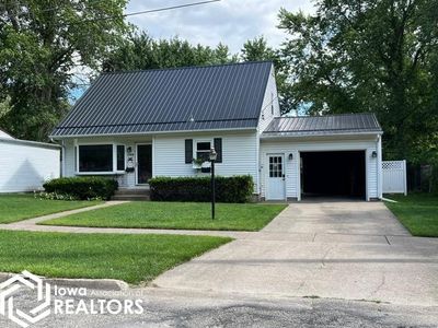 708 W Harrison, Home with 3 bedrooms, 1 bathrooms and 1 parking in Fairfield IA | Image 2