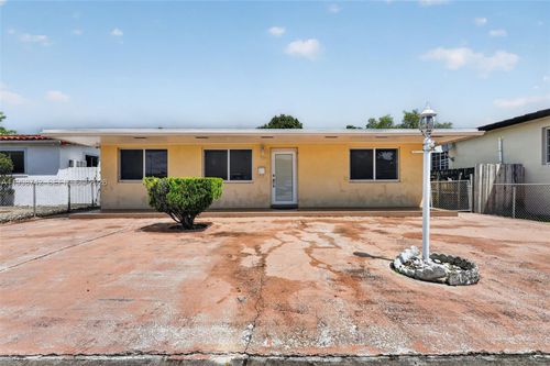 733 W 33rd St, Hialeah, FL, 33012-5114 | Card Image