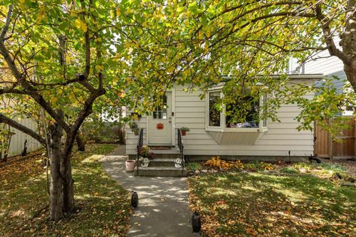 407 11 St Ne, Calgary, AB, T2E4N5 | Card Image