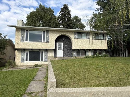 298 Mountain St, Hinton, AB, T7V1M4 | Card Image