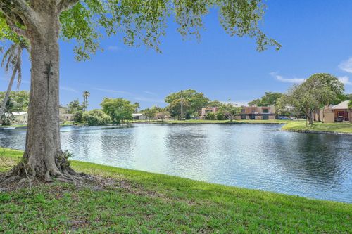 8992-8992 Palm Tree Ln, Pembroke Pines, FL, 33024-4612 | Card Image