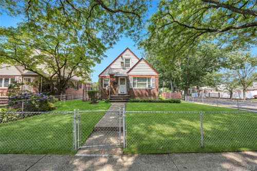 7904 268th St, Glen Oaks, NY, 11004-1333 | Card Image