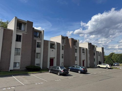 123 Burgundy Hill Ln, Middletown, CT, 06457-6346 | Card Image