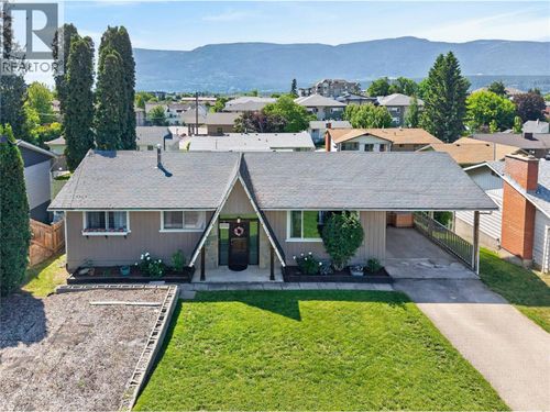 691 3 St Se, Salmon Arm, BC, V1E4G9 | Card Image