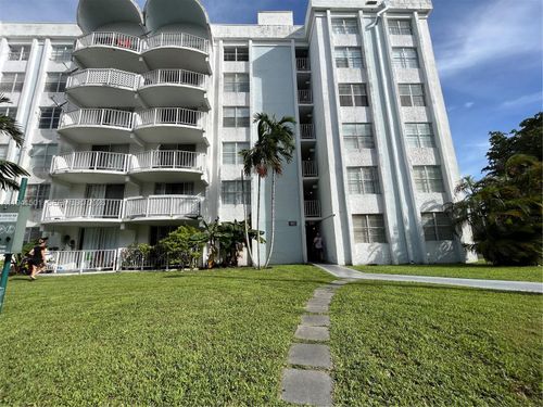 611-492 Nw 165th Street Rd, Miami, FL, 33169-6464 | Card Image