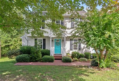 View of front of home featuring a front yard | Image 1